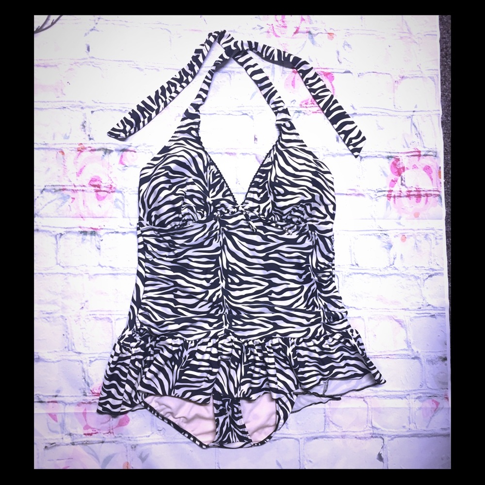 Torrid Plus SZ 2 煉Print Halter Skirted Swim Dress